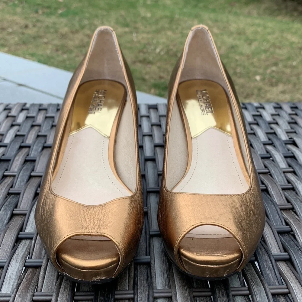 Michael MICHAEL KORS bronze peep toe pumps